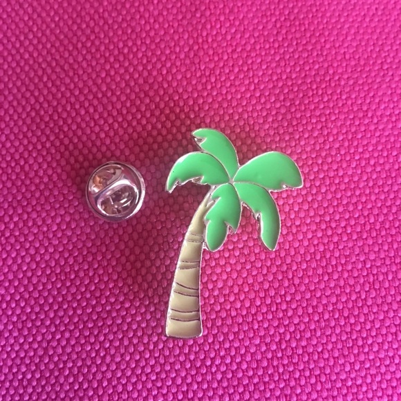 3/$23 🆕 Palm Tree Enamel Pin Brooch ❣️ - Picture 3 of 4